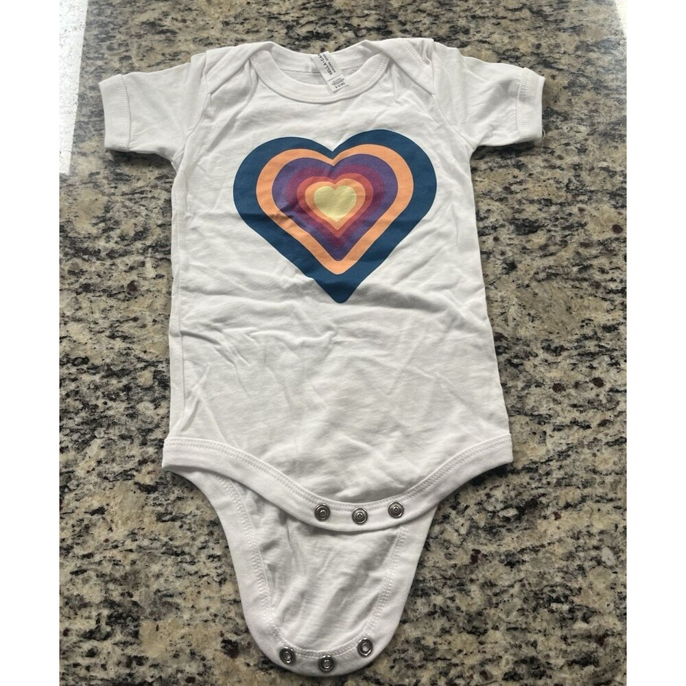 NWOT FitFabFun Baby One Piece With Heart Graphic White size 6-12 mo NEW
